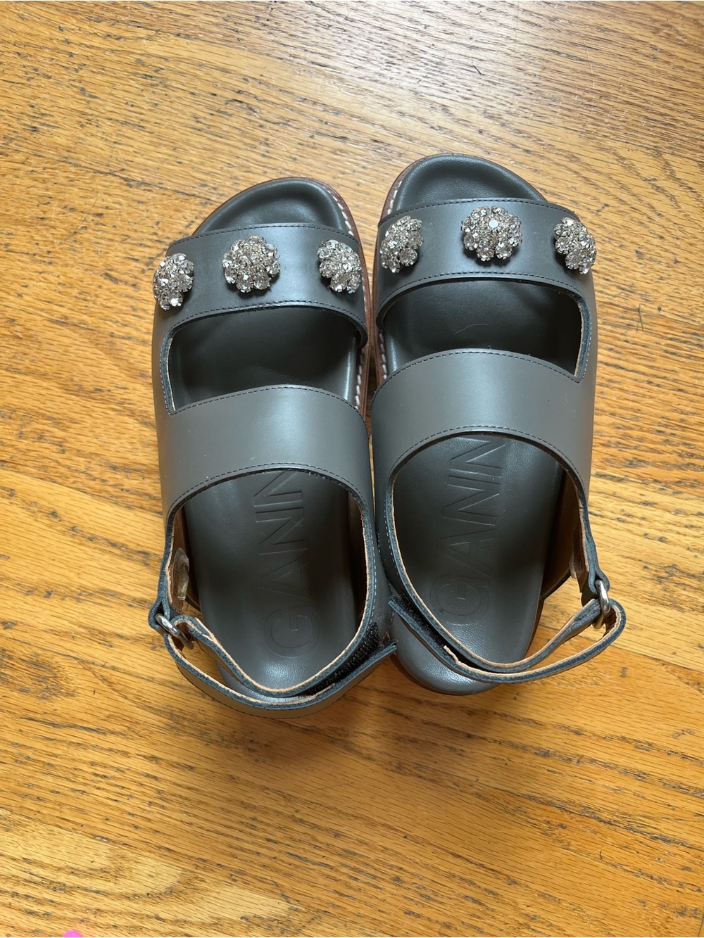 GANNI dad sandal with rhinestones. Size 36, grey.